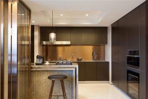 现代不锈钢厨房橱柜实景图